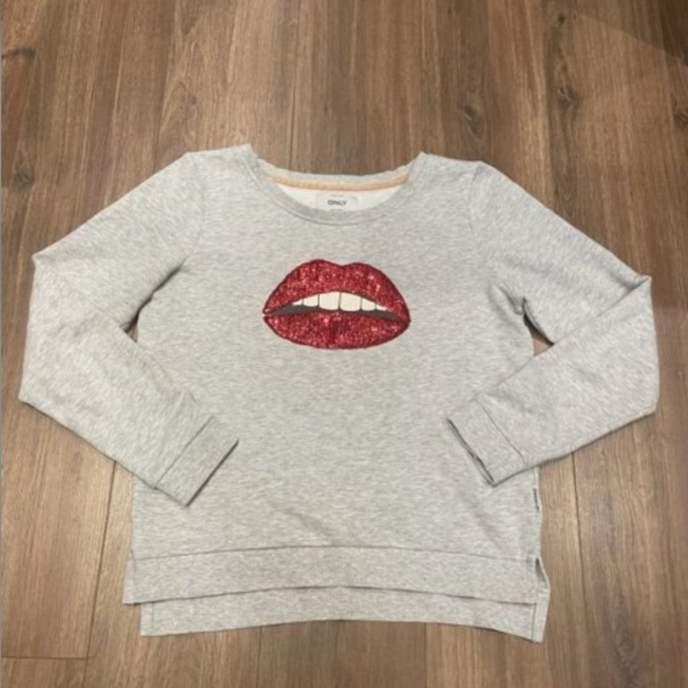 Women’s top, size S, with sparkling lips design, grey color, pullover top
